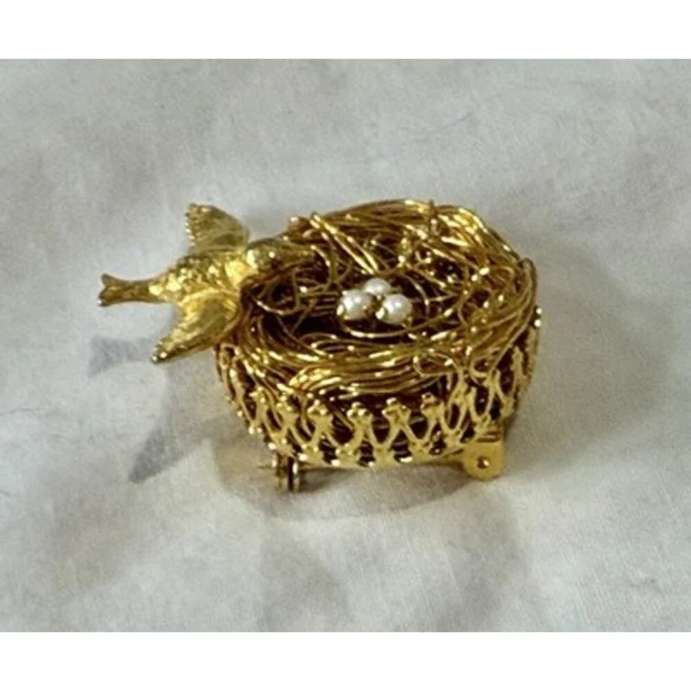 Vintage Jeanne Signed Bird's Nest Faux Pearl Gold Tone Broach 1.5